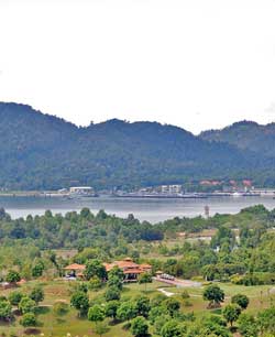 Damai Laut golf with view over Straits of Malacca